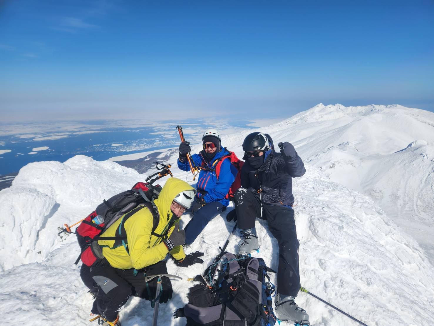 羅臼岳山頂。バックのオホーツク海には流氷が浮かぶ。
