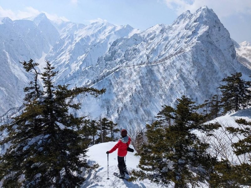 芦別岳㊧～夫婦岩㊨＝槙柏山から